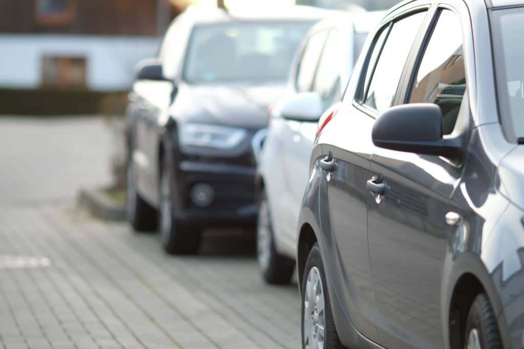 Image de voitures garées dans un parking